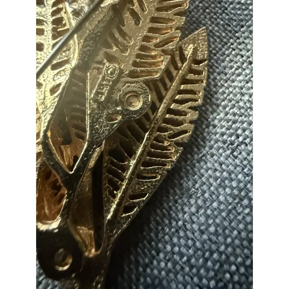 Vtg Signed ART Leaf Brooch Textured Gold Tone Pin Signed Career Capsule Autumn